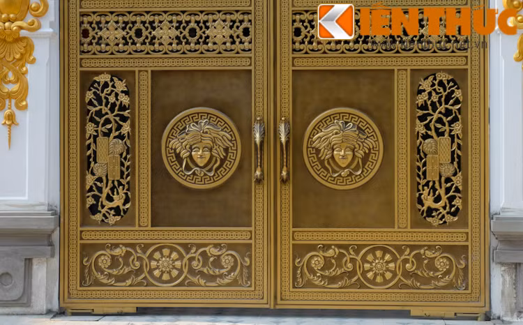 Cánh cổng bề thế của căn biệt thự. Theo người dân sống gần đây, căn biệt thự mới được thiết kế nên bề ngoài rất sạch sẽ và mới.