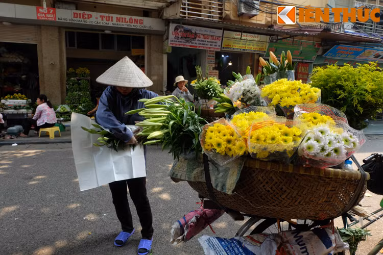 Chị tỏ ra rất vui vẻ vì đầu mùa hoa loa kèn bán chạy.