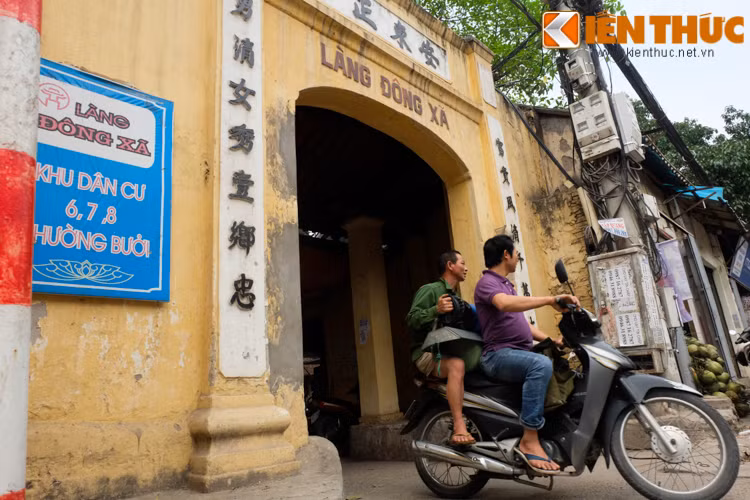 Cổng làng Đông Xã, số 444 Thụy khuê.