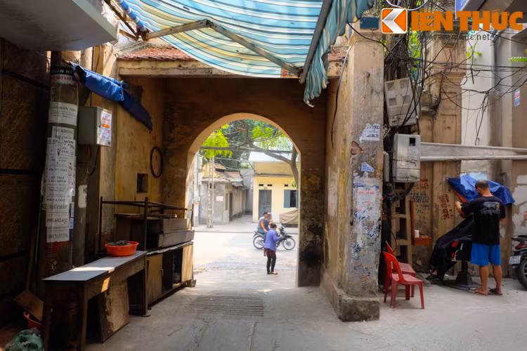 Đằng sau những cánh cổng làng là gánh hàng mưu sinh của người dân địa phương.