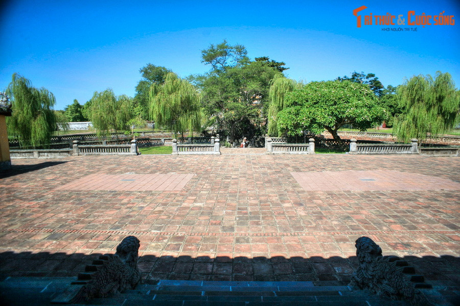 Vào thời nhà Nguyễn thịnh trị, cung Trường Sanh từng là nơi ăn chốn ở, sinh hoạt của các bà hoàng như bà Lệ Thiên Anh (vợ vua Tự Đức), bà Từ Minh (vợ vua Dục Đức), bà Tiên Cung (vợ vua Đồng Khánh)...