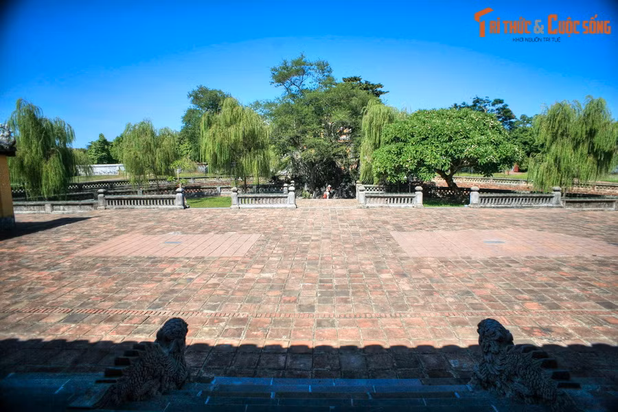 Vào thời nhà Nguyễn thịnh trị, cung Trường Sanh từng là nơi ăn chốn ở, sinh hoạt của các bà hoàng như bà Lệ Thiên Anh (vợ vua Tự Đức), bà Từ Minh (vợ vua Dục Đức), bà Tiên Cung (vợ vua Đồng Khánh)...