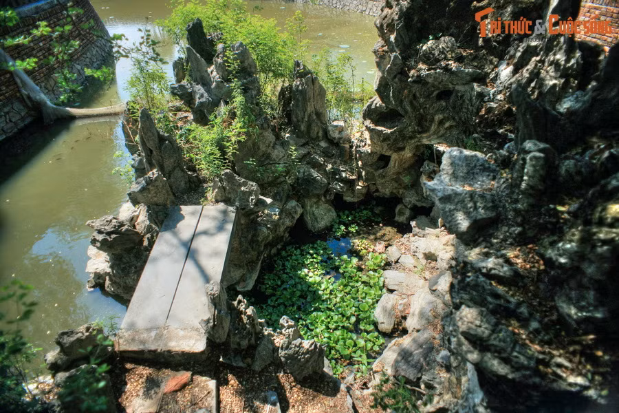 Hòn non bộ này từng bị lãng quên, rơi vào hoang phế trong nhiều thập niên, trước khi “hồi sinh” cùng cuộc tái thiết cung Trường Sanh năm 2005-2007.