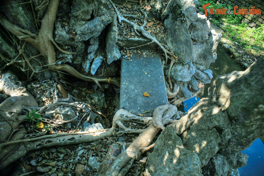 Những cây cầu đá nhỏ xíu nối liền các phần của hòn non bộ.