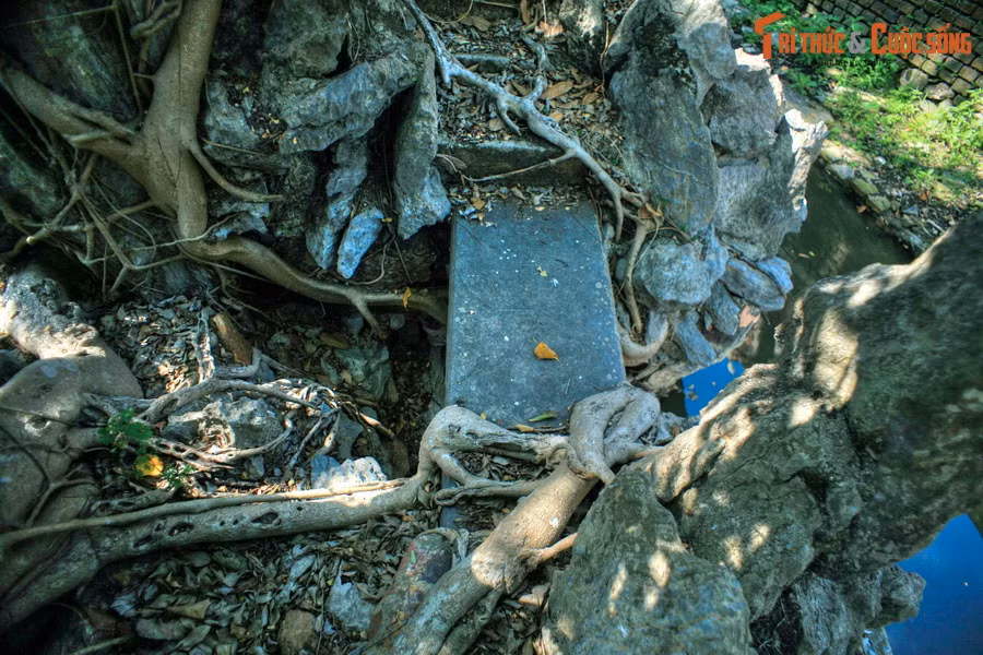 Những cây cầu đá nhỏ xíu nối liền các phần của hòn non bộ.