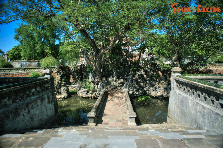 Quy mô của non bộ ở cung Trường Sanh khá lớn, giống như một hòn đảo đá nổi lên giữa hồ nước hình móng ngựa. Có cầu đá bắc qua mặt hồ để nối hòn non bộ với sân trước cung Trường Sanh.