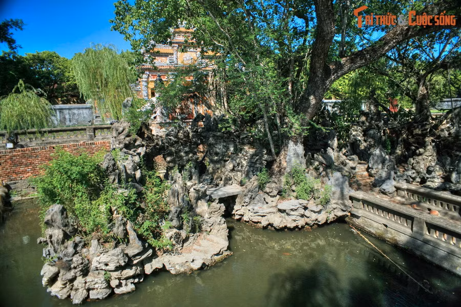 Về mặt kỹ thuật xây dựng, hòn non bộ này được xây bằng cách đắp đá trên nền bệ đỡ bằng gạch vồ.