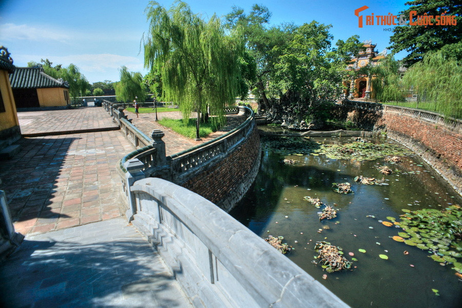 Cung Trường Sanh hình thành từ năm 1821 (thời vua Minh Mạng), từng được vua Thiệu Trị xếp vào hàng thứ bảy trong Thần kinh nhị thập cảnh. Hòn non bộ của cung điện này nằm giữa hồ Tân Nguyệt, phía sau cổng tam quan