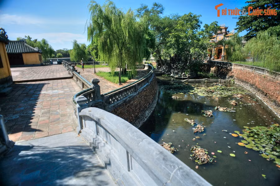 Cung Trường Sanh hình thành từ năm 1821 (thời vua Minh Mạng), từng được vua Thiệu Trị xếp vào hàng thứ bảy trong Thần kinh nhị thập cảnh. Hòn non bộ của cung điện này nằm giữa hồ Tân Nguyệt, phía sau cổng tam quan