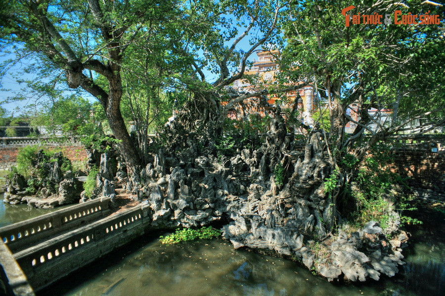 Các khối non bộ có hình dáng kỳ vĩ, được tạo dựng công phu theo dáng “Tam sơn” - ba hòn núi thần trên biển theo truyền thuyết.