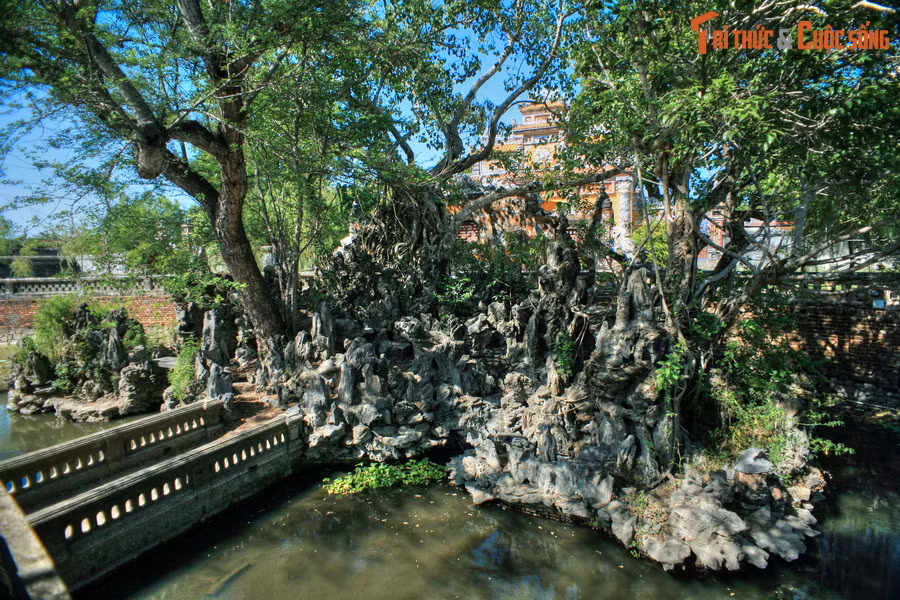 Các khối non bộ có hình dáng kỳ vĩ, được tạo dựng công phu theo dáng “Tam sơn” - ba hòn núi thần trên biển theo truyền thuyết.