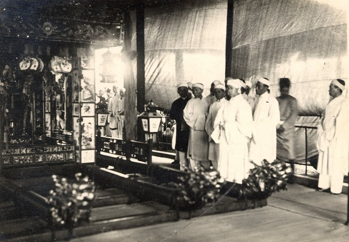 Vua Bảo Đại và các thành viên hoàng tộc đứng trước linh cữu vua cha.