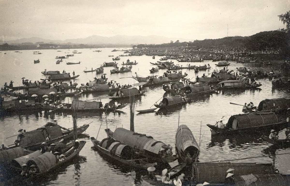 Người dân nô nức đi xem đám tang vua Khải Định trên sông Hương.