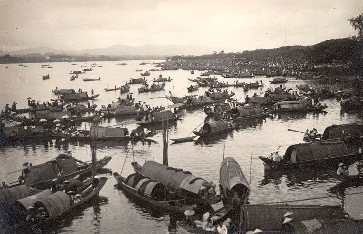 Người dân nô nức đi xem đám tang vua Khải Định trên sông Hương.