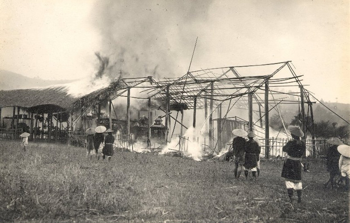 Đồ mã được đốt để gửi cho vua nơi suối vàng.