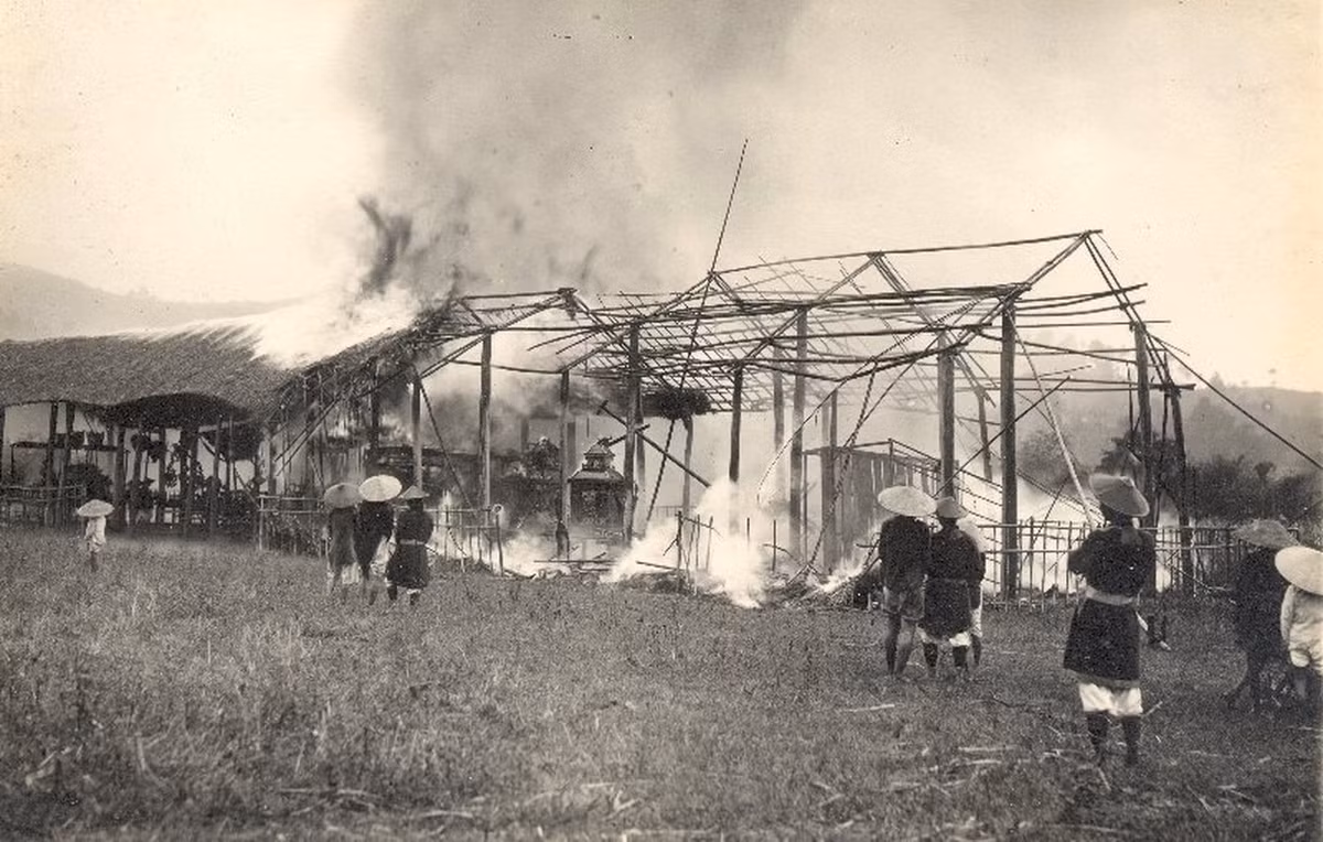 Đồ mã được đốt để gửi cho vua nơi suối vàng.