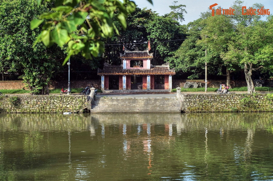 Ba sông này kết hợp với sông Hương ở phía Nam vừa tạo yếu tố phong thuỷ “Tứ thuỷ triều quy”, vừa làm nhiệm vụ bảo vệ thành và tạo nên hệ thống cấp thoát nước, hệ thống giao thông dường thuỷ rất thuận lợi. Ảnh: Sông Đông Ba, đoạn chảy qua chùa Diệu Đế.