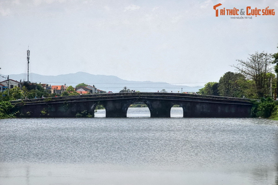 Sông Ngự Hà đóng vai trò hết sức quan trọng trong việc lưu thông nước khu vực nội thành và cũng là tuyến giao thông trọng yếu tại các khu vực này. Ảnh: Cầu Ngự Hà với ba cửa cổng lớn để thuyền bè qua lại trên sông Ngự Hà.