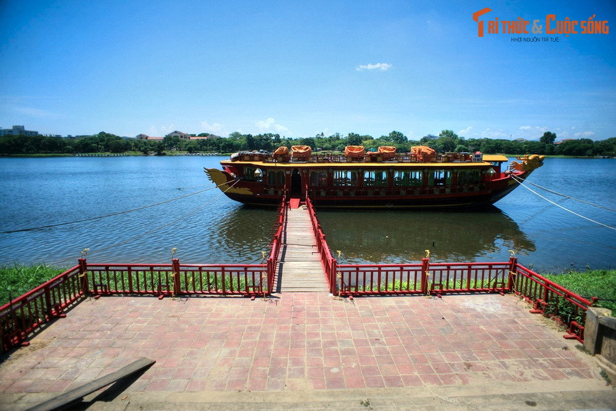 Sông Hương có thể được xem là xương sống, là trục kiến trúc chính của Kinh thành Huế. Tất cả mọi sự quy hoạch và xây dựng của đô thị Huế suốt mấy trăm năm trở lại đây đều dựa trên “trục nước” đặc biệt này. Ảnh: Sông Hương nhìn từ Ngênh Lương Đình, công trình đầu tiên của trục hoàng đạo Kinh thành Huế.