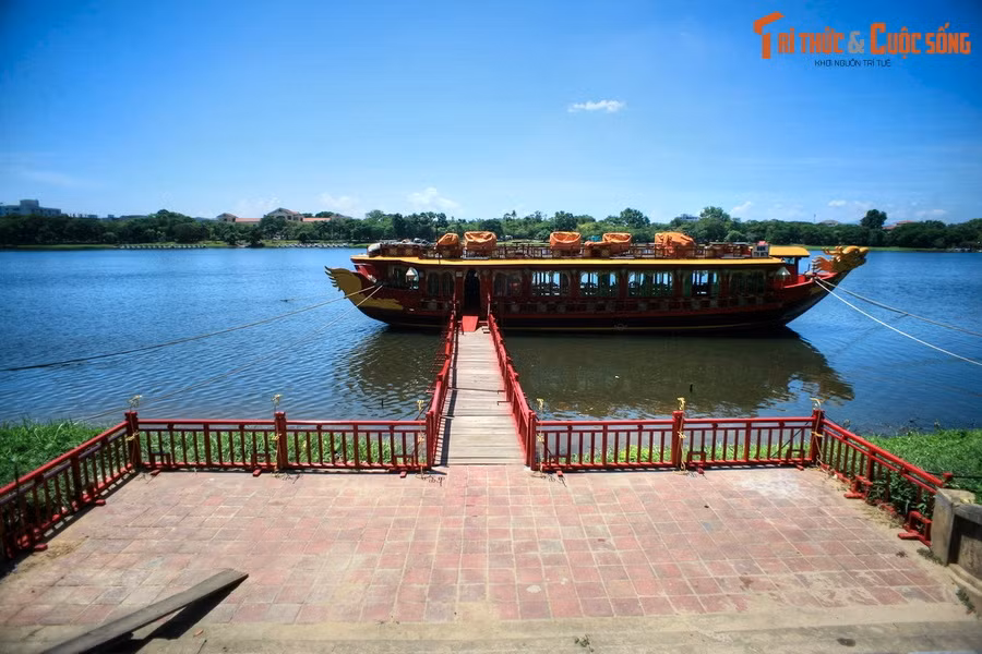 Sông Hương có thể được xem là xương sống, là trục kiến trúc chính của Kinh thành Huế. Tất cả mọi sự quy hoạch và xây dựng của đô thị Huế suốt mấy trăm năm trở lại đây đều dựa trên “trục nước” đặc biệt này. Ảnh: Sông Hương nhìn từ Ngênh Lương Đình, công trình đầu tiên của trục hoàng đạo Kinh thành Huế.