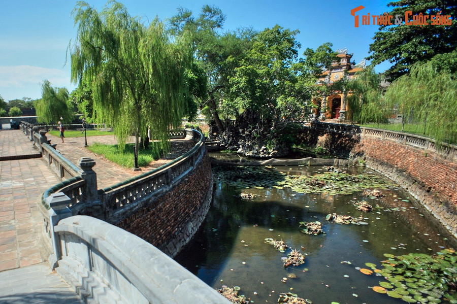 Sau khi Cố đô Huế được công nhận là Di sản thế giới, cuộc chỉnh trang diện mạo Kinh thành Huế trên quy mô lớn đã được khởi động. Hi vọng rằng đến một ngày, “cỗ máy điều hòa” của Kinh thành sẽ hồi sinh, trả lại không gian mát lành cho vùng đất lịch sử... Ảnh: Hồ bán nguyệt ở Cung Trường Sanh, Hoàng thành Huế, mới được khôi phục gần đây.