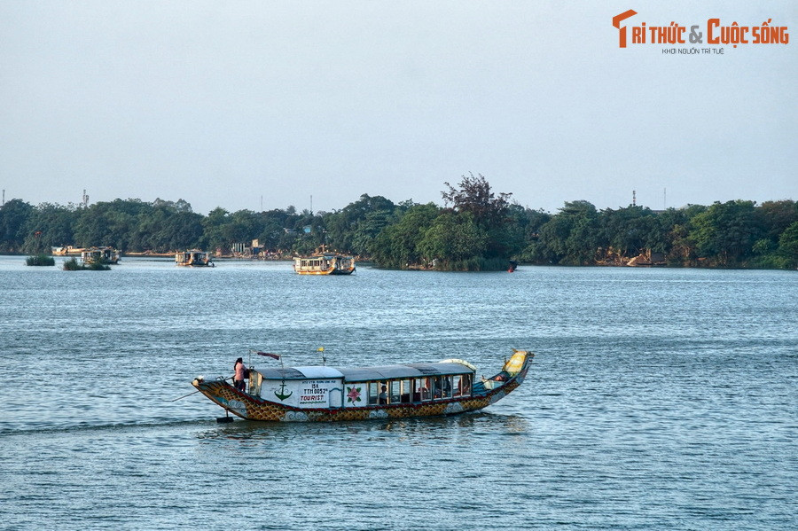 Theo TS. Lê Công Sơn, Trưởng Phòng Cảnh quan Môi trường, Trung tâm Bảo tồn Di tích Cố đô Huế, các di tích cung đình triều Nguyễn đều được xây dựng kề cận sông, suối gắn liền với hệ sông Hương. Ảnh: Sông Hương đoạn chảy qua Kinh thành Huế.