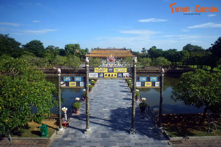 Trong bố cục cảnh quan ở Kinh thành Huế, yếu tố nước - gồm, sông, hào, hồ, ao - là yếu tố rất quan trọng, được các công trình sư thời nhà Nguyễn quy hoạch rất hoàn chỉnh. Ảnh: Hồ Thái Dịch ở trước điện Thái Hòa, Hoàng thành Huế.