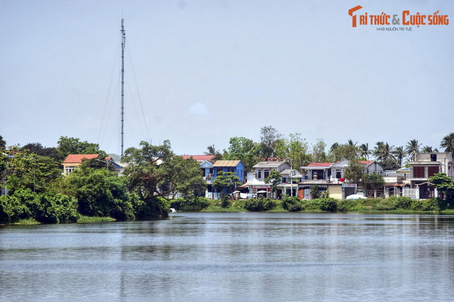 Tiếc rằng, với đà phát triển của đô thị, sự lấn chiếm, san lấp trái phép của người dân đã làm cho diện tích các ao hồ, cây canh trong Kinh thành Huế suy giảm nghiêm trọng từ nửa sau thế kỷ 20. Ảnh: Khu dân cư đông đúc bên bờ sông Ngự Hà.