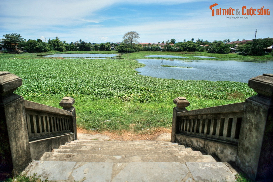 Trong Kinh thành Huế cũng tồn tại rất nhiều ao hồ, có thể là hồ tự nhiên hoặc những đoạn cũ của sông Kim Long, Bạch Yến còn lại sau khi xây dựng Kinh thành. Ảnh: Hồ Tịnh Tâm, hồ nước lớn nhất trong Kinh thành Huế.