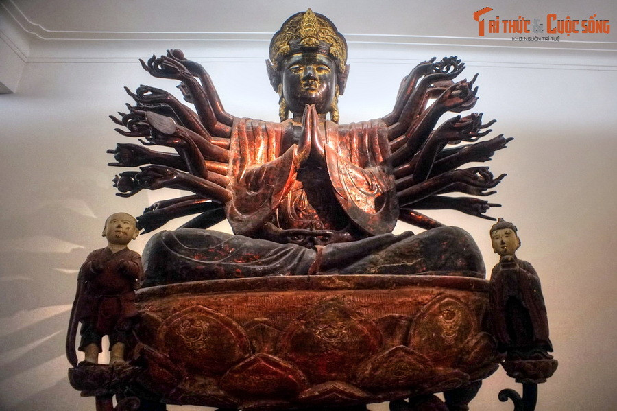 Về tổng thể, tác phẩm được tạc bằng gỗ với trọng lượng khoảng 3 tấn, kết cấu chia làm 3 phần: phần tượng, phần đài sen và phần bệ lục giác. Phần tượng tạc Đức Quán Thế Âm trong thế ngồi thiền với nét đặc sắc là có đến 42 đôi tay.