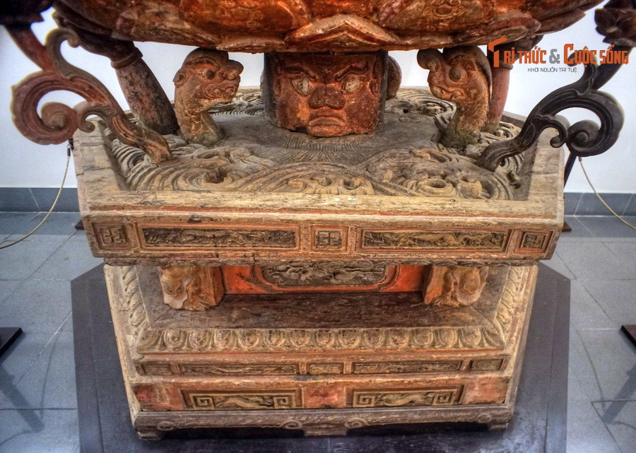 Bệ tượng được chạm khắc với những biểu tượng về vũ trụ quan: Mặt của bệ tượng trưng cho mặt biển, chính giữa bệ đầu qủy nhô lên dang hai tay đỡ đài sen. Hình tượng này gắn liền với truyền thuyết Quan Âm Nam Hải giáo hóa quỷ Ô Ba Na Đà sống dưới biển.