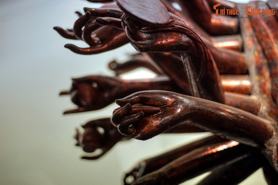 Một đôi tay chính chắp trước ngực thế Liên hoa hợp chưởng ấn. Một đôi đặt trong lòng kết ấn Thiền định. Các đôi tay khác tỏa đều sang hai bên với các thế ấn khác nhau và cầm các bảo pháp của Phật giáo. Đây là pho tượng cầm nhiều bảo pháp nhất so với các tượng thiên thủ thiên nhãn cùng dạng.