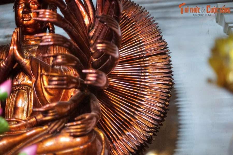 42 cánh tay lớn của tượng mang nhiều dáng điệu khác nhau như cầm linh khí, hoặc bắt quyết, không tay nào giống tay nào. Hai đôi tay chính chắp trước ngực và đặt trong lòng. Phía sau có 610 cánh tay nhỏ xếp thành 5 lớp, xòe rộng tới 155cm và tạo nên một vòng hào quang tỏa sáng.