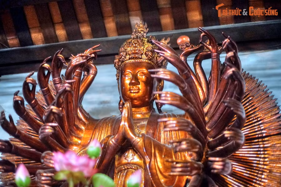 Tượng Quán Thế Âm nghìn mắt nghìn tay ở chùa Đào Xuyên làm bằng gỗ mít, ngồi trên bệ sen hình lục giác, chiều cao 1,35 mét không kể bệ, tính cả bệ là 2,31 mét. Nét đặc sắc của tượng là có đến 652 cánh tay, với 42 tay lớn và 610 tay nhỏ.