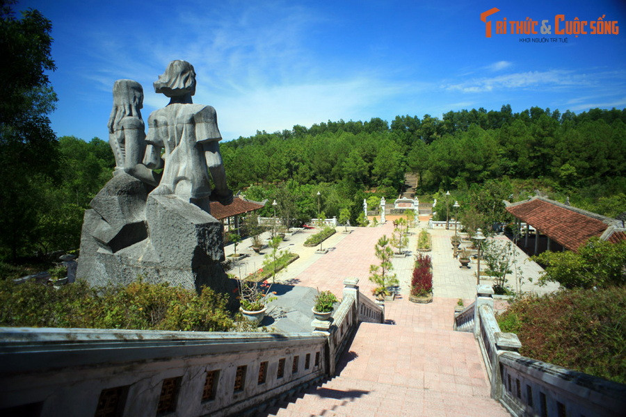 Nằm dưới chân núi Thiên Thai, thuộc phường Tây An, TP Huế, khu di tích Chín Hầm là một địa danh lịch sử cách mạng quan trọng của đất Cố đô. Vốn là một kho tàng trữ vũ khí của quân đội Pháp, Chín Hầm đã trở thành nơi giam giữ những người yêu nước dưới chế độ độc tài Ngô Đình Diệm.