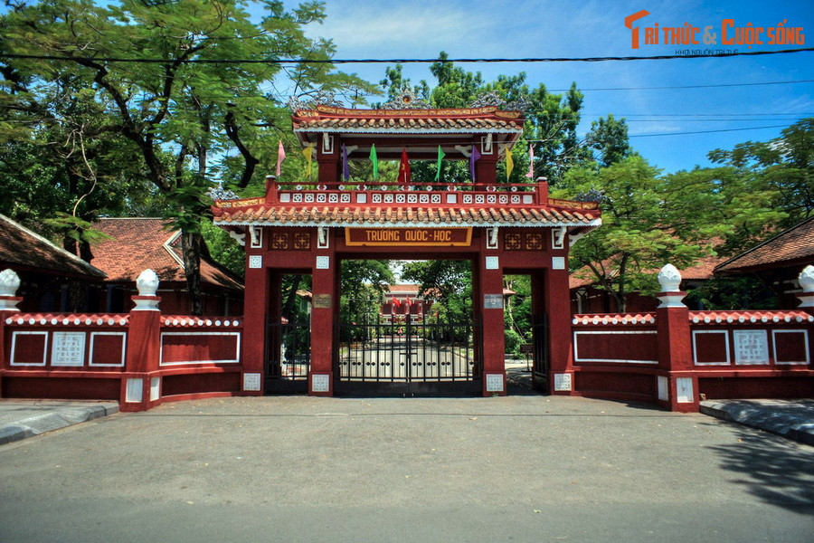 Thành lập vào năm 1896, trường Quốc Học Huế (tên chính thức hiện nay: Trường THPT Chuyên Quốc Học) là một trong những ngôi trường lâu đời và nổi tiếng nhất Việt Nam. Nhiều nhà cách mạng kiệt xuất đã từng theo học tại đây, nổi bật là hai tên tuổi Hồ Chí Minh và Võ Nguyên Giáp.