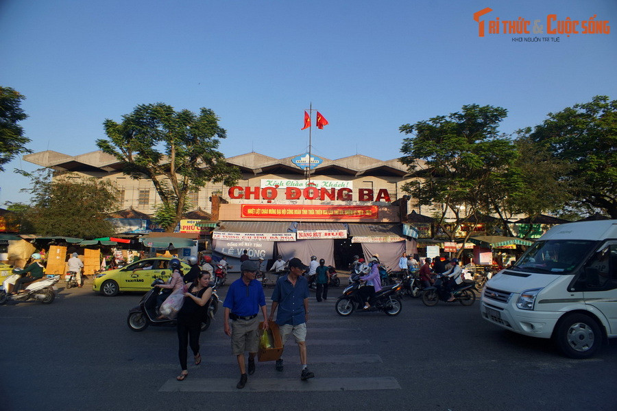 Nằm bên đường Trần Hưng Đạo, dọc bờ bắc sông Hương, chợ Đông Ba có tuổi đời hai thế kỷ, là khu chợ nổi tiếng nhất xứ Huế. Được coi là nơi lưu giữ những tinh túy văn hóa đặc sắc của Cố đô, chợ là nơi du khách có thể tìm mua những đặc sản địa phương độc đáo.