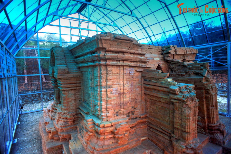 Nằm bên bờ biển thuộc xã Phú Diên, huyện Phú Vang, Tháp Phú Diên là di tích Chăm cổ nguyên vẹn nhất của xứ Huế. Tháp được phát hiện vào năm 2001, nằm sâu dưới lòng cồn cát từ 5–7 mét. Đây là một trong những công trình có niên đại sớm nhất trong lịch sử kiến trúc tháp Chăm.