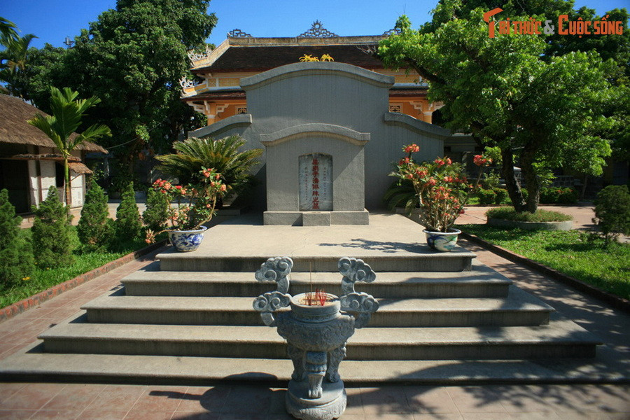 Nằm ở phường Trường An của thành phố Huế, Khu lưu niệm danh nhân Phan Bội Châu là nơi cụ Phan Bội Châu (1867–1940), nhà yêu nước lỗi lạc của Việt Nam đã sống những năm tháng cuối đời. Cụ được an táng trong khu vườn ở nơi đây sau khi từ trần vào ngày 29/10/1940.