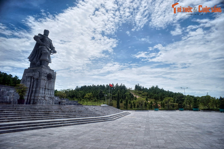 Nằm cạnh núi Ngự Bình - một biểu tượng phong thủy của nhà Nguyễn, núi Bân là một chứng tích lịch sử oai hùng của nhà Tây Sơn. Tại ngọn núi này, người anh hùng Nguyễn Huệ đã đọc chiếu lên ngôi hoàng đế với niên hiệu Quang Trung, khởi đầu triều đại Tây Sơn trong lịch sử Việt Nam.