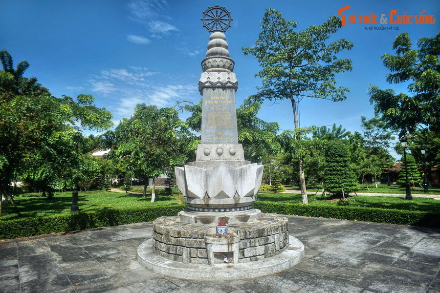 Tọa lạc ở đầu phía Nam cầu Trường Tiền, Đài Thánh Tử đạo là nơi ghi dấu một sự kiện lớn trong phong trào Phật giáo Huế năm 1963. Đó là ngày Phật đản 8/5/1963, các Phật tử tiến hành biểu tình tại đài phát thanh Huế đã bị chính quyền Sài Gòn đàn áp, khiến 8 người thiệt mạng.