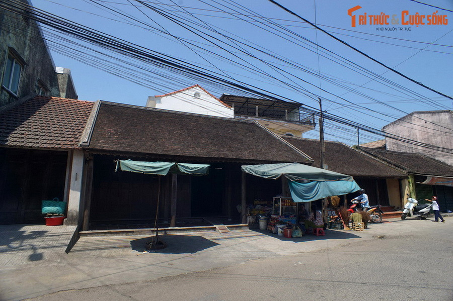 Chạy dọc theo bờ sông Hương ở phía Bắc Kinh thành Huế, phố cổ Bao Vinh từng có thời phồn thịnh không kém gì phố cổ Hội An ở Quảng Nam. Ngày nay khu phố này còn lưu giữ được hàng chục ngôi nhà cổ có niên đại từ 150 đến 200 năm tuổi.