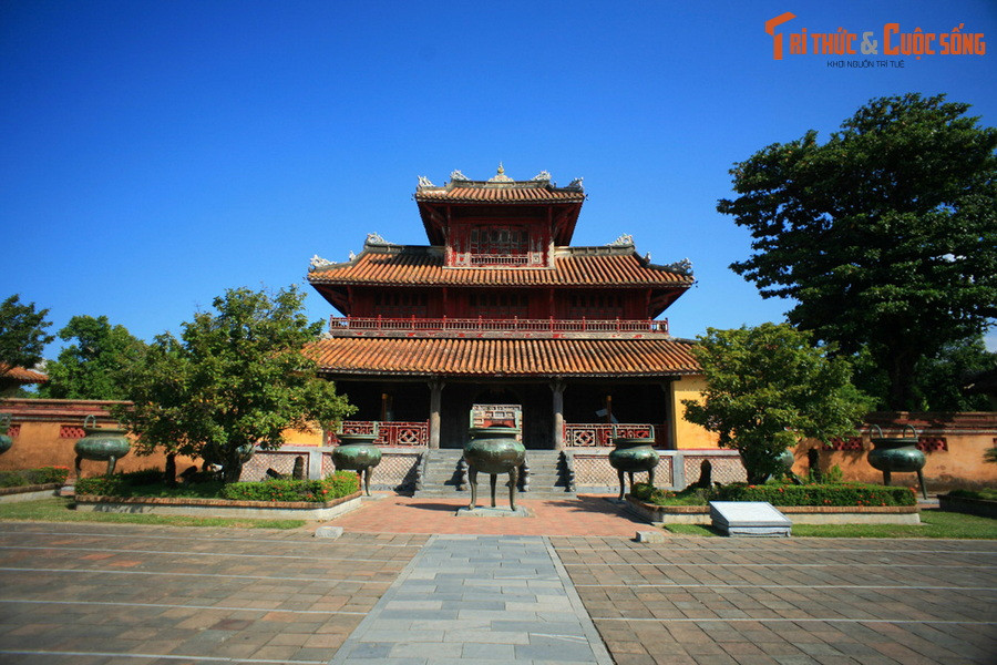 3. Phong thủy cũng quan niệm rằng: phía Tây thuộc về chủ; phía Đông thuộc về thê thiếp, bạn bè ti bộc, vật giá, châu báu, kho đụn, vật loại… tức là những thứ mà chủ sai khiến, sử dụng; phía sau thuộc về tử tôn, môn sinh, trung thần, lương tướng. Ảnh: Hiển Lâm Các, công trình cao nhất Hoàng thành Huế.