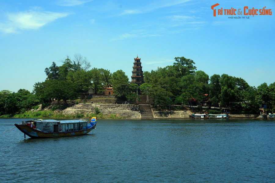 Mộc yếu sẽ dẫn đến sự hạn chế về của cải, dân chúng, thương mại…, kim động sẽ gây hại cho dương trạch nên dễ sinh tật bệnh, tổn hại gia đạo. Vì thế phải xây chùa miếu ở phía Tây để trấn. Đó là lý do ra đời Văn Miếu, chùa Thiên Mụ ở phía Tây kinh thành Huế. Ảnh: Chùa Thiên Mụ.