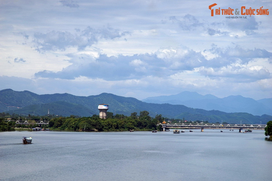 2. Theo thuật phong thủy thì bất cứ một ngôi nhà hay cung điện gì thì ở phía trước gọi là chu tước (chim sẻ đỏ) thuộc hướng Nam, hành Hỏa. Phía trái (từ ngoài nhìn vào) gọi là bạch hổ (hổ trắng) thuộc hướng Tây, hành Kim. Ảnh: Cồn Dã Viên - "Bạch hổ" của Kinh thành Huế.