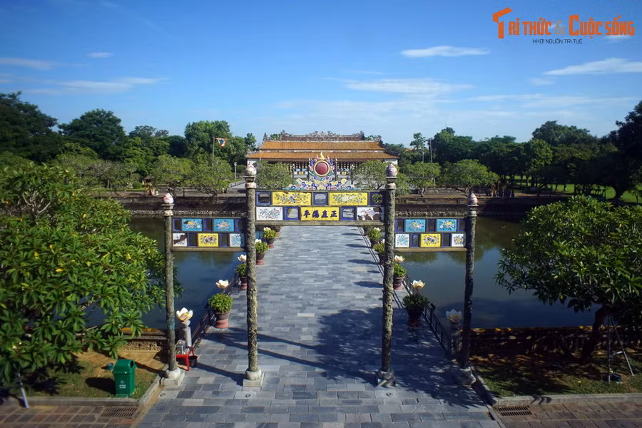 Đặt kinh thành dựa theo hướng thiên nhiên, dùng ngũ hành mà sinh khắc chế hóa để sửa đổi, tạo thế quân bình, rồi dùng ngũ hành mà tạo lục thân để đoán vị và quy hoạch, bố trí cung điện. Ảnh: Từ Ngọ Môn nhìn về điện Thái Hòa, cung điện trung tâm của Hoàng thành Huế.