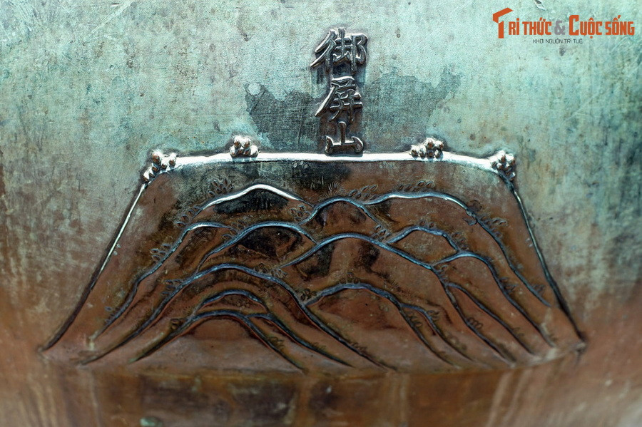 Năm 1822, vua Minh Mạng nhân ngự giá lên núi Ngự Bình đã đặt tên cho hai ngọn núi nhỏ hai bên là Tả Phụ sơn và Hữu Bật sơn. Năm 1836, khi đúc Cửu đỉnh, hình tượng núi Ngự Bình đã được nhà vua cho khắc vào Nhân đỉnh.