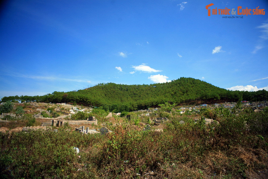Núi có dạng hình thang, đỉnh bằng phẳng, hai bên có hai ngọn núi nhỏ chầu. Vương triều Nguyễn khi xây dựng Kinh thành Huế đã chọn núi này làm tiền án của hệ thống phòng thành đồ sộ, kiên cố.