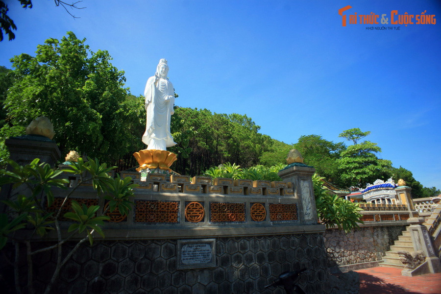 Thời Thiệu Trị, nhà vua đưa núi Ngự Bình vào danh sách 20 thắng cảnh của Kinh đô và có làm thơ về ngọn núi này trong tập thơ ngự chế. Bài thơ đã được khắc vào một tấm bia bằng đá, đặt trong một nhà bia tọa lạc ngay dưới chân núi.