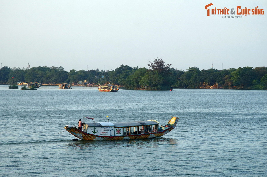 Thứ nữa, núi nằm cách sông Hương một khoảng cách lý tưởng để có thể chọn làm tiền án, nếu núi nằm sát ngay sông hoặc quá xa đều không tốt. Đối với phong thủy, Ngự Bình chính là đệ nhất án: Án vua!